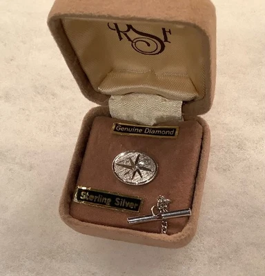 NOS Simmons Sterling Diamond Etched Starburst Mid Century Tie Tack w/Chain & Bar - Imagem 1 de 4