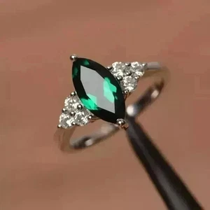 Anillo de compromiso solitario de esmeralda creado en laboratorio de marquesa de 3 quilates enchapado en oro blanco de 14 quilates - Imagen 1 de 9