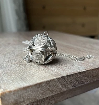Collana con ciondolo sfera lavoro taglio sfera dichiarazione tono argento vintage  - Immagine 1 di 4