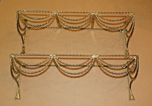 2 RIPIANI VINTAGE 18,5” HOLLYWOOD REGENCY NASTRO OTTONE METALLO DORATO CON VETRO - Foto 1 di 20