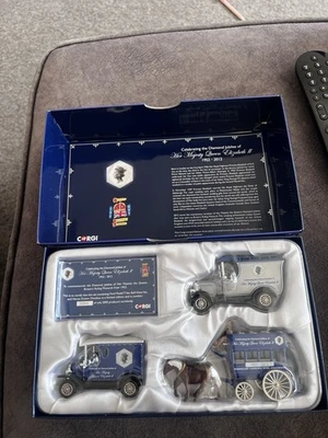 CORGI - DJ1003 - QUEEN ELIZABETH II DIAMOND JUBILEE LIMITED EDITION 3 PIECE SET  - Image 1 of 3