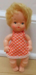 Vintage 1960er 7 Zoll Kunststoff Drink & Wet Puppe mit blonden Haaren, blauen Augen Hong Kong - Bild 1 von 4