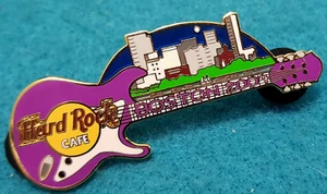 GUITARRA BOSTONIAN ARCHITECTURE CITY SKYLINE PÚRPURA 2004 Hard Rock Café PIN - Imagen 1 de 1