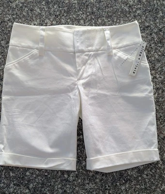 Shorts Alice + Olivia Branco, Tamanho 0, Novo com Etiquetas, Costura Interna 8,5" - Imagem 1 de 4