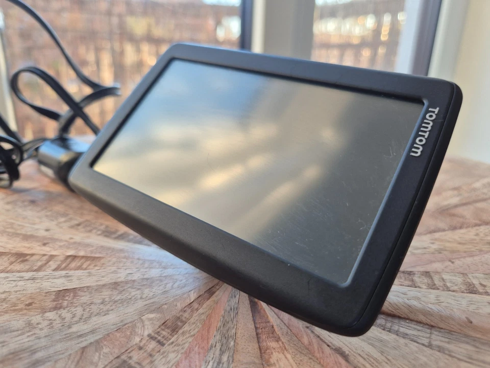 TomTom GPS Navigator 4EN42 2018 - 4,3 EU Navi, Schwarz, mit Kfz-Ladegerät - Bild 1 von 4