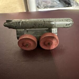 Manoil Shell On Wood Wheels Toy Car Soldier Cannon Weapon