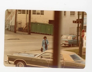 Elegante mujer caminando, coches de calle sinceros foto a color instantánea vintage - Imagen 1 de 3