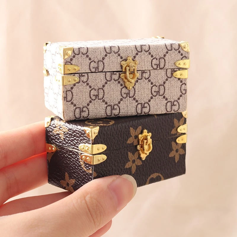 Casa de Muñecas Miniaturas 1:12 Equipaje Maleta Baúl Cofre Cuero Caja de Almacenamiento Estuche Foto 1 de 4