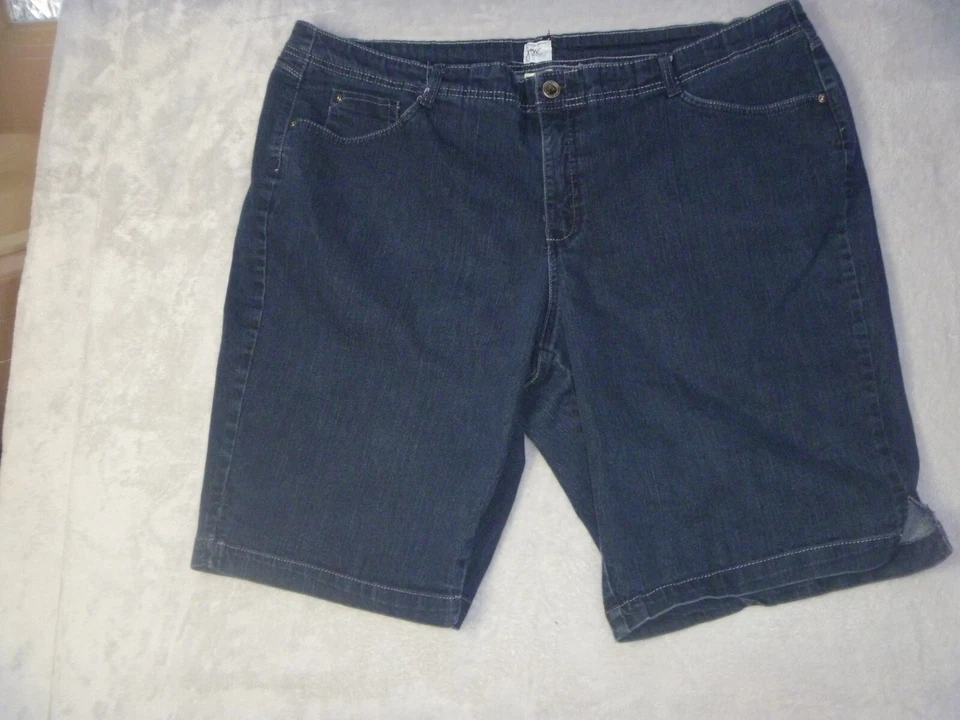 Bermuda jeans feminina JUST MY SIZE JMS plus size 26W jeans escura borboleta - Imagem 1 de 4