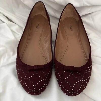 Zapatos planos de ballet de gamuza borgoña talla 10,5 ALAIA Paris con tachuelas punta de almendra 40,5 Foto 1 de 4