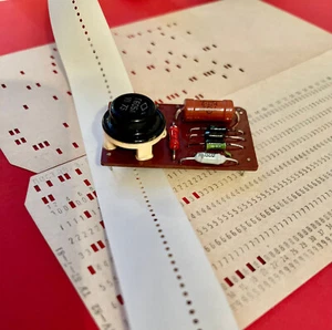 LOT de cartes perforées soviétiques (IBM 80-colonne), ruban papier perforé, circuit imprimé MIR - Photo 1/9