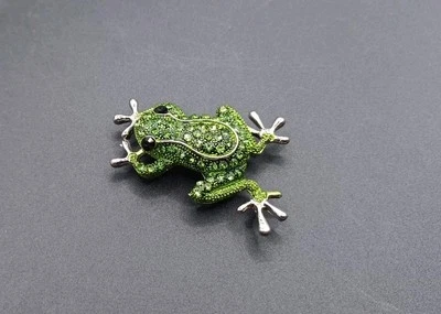 New Betsey Johnson Rhinestone Green Frog Silvertone Pin Brooch - Image 1 of 4