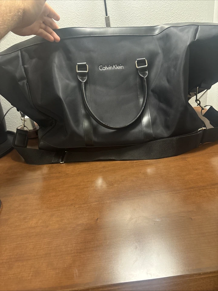 Calvin Klein Bolsa de Lona Bolsa XL Negra Ideal para Viajes o Gimnasio Foto 1 de 4