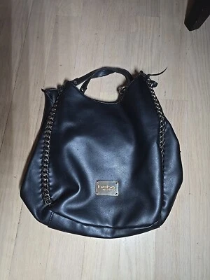 Сумочка Bebe черная 13 дюймов из ПВХ с золотистыми металлическими цепочками сбоку. Черная подкладка - Изображение 1 из 4