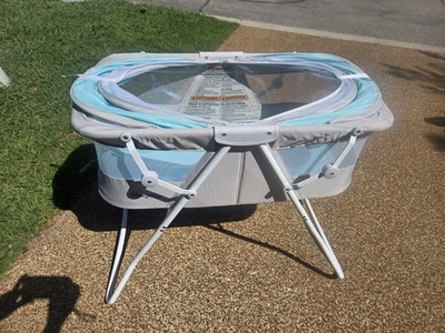 Cuna Dream On Me Karley en azul y gris, ligera portátil para bebé Foto 1 de 4