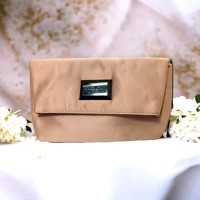 Bolso sin asas Giorgio Armani satinado rosa polvoriento moderno bolso perfumes boda formal Foto 1 de 4