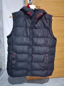 Herren Crosshatch Kampleys geprägte Kapuze wattierte Weste Bodywarmer schwarz - Bild 1 von 5