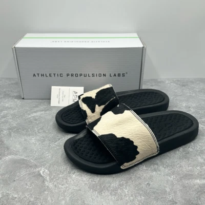 NUEVO CON ETIQUETAS APL Sandalia Icónica Deslizable Negro Blanco Talla 6 Pelo de becerro Estampado de vaca Sin cordones Foto 1 de 4