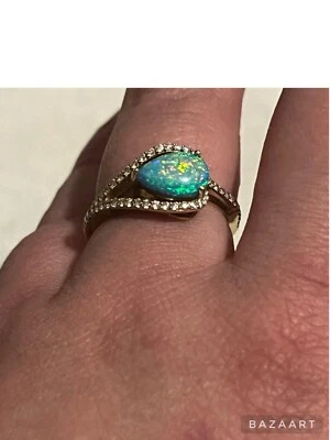 Anillo de diamantes de ópalo australiano, oro amarillo y forma de lágrima  Foto 1 de 2