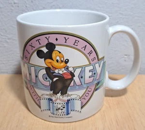 Taza de café vintage 1988 Mickey Mouse Disney “60 años contigo” (#14666) - Imagen 1 de 6