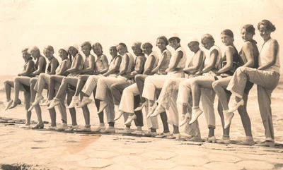 Foto postal real de chicas bonitas en la playa RPPC Foto 1 de 3