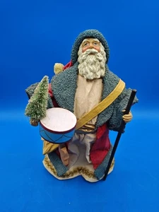 Clothtique von Possible Dreams Weihnachtsmann mit Trommel Flaschenbürste Baum Geschenke Vintage  - Bild 1 von 8