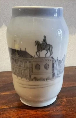 Jarrón real de Copenhague con la estatua ecuestre de Federico V en Amalienborg Foto 1 de 4