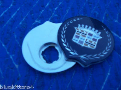 1994 95 1996 Sedan Deville bloqueo de maletero emblema cubierta azul fabricante de equipos originales usado 1997 1998 1999 Foto 1 de 4