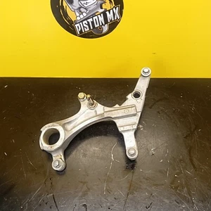 SUPPORT ETRIER DE FREIN ARRIERE KAWASAKI 250 KXF 2005 - 2004 2005 KX-F RM-Z - Picture 1 of 4