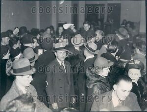 1938 Clients dans le bureau d'association à rabais de district Washington DC Photo de presse