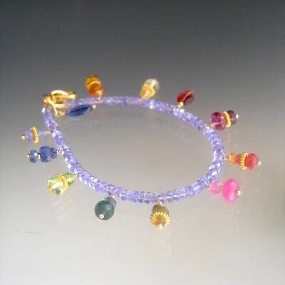 Pulsera de tanzanita con múltiples dijes de piedras preciosas zafiro cianita granate joyas Foto 1 de 4