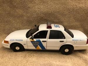 1/18 SCALE STATE  POLICE FORD CROWN VIC WITH WORKING LIGHTS AND SIREN