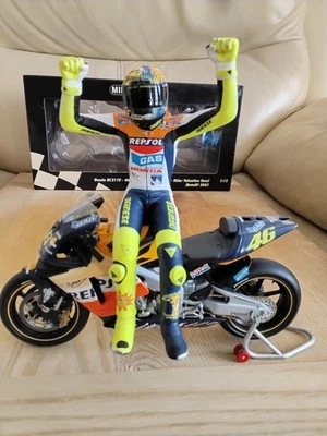 1:12 Minichamps  Valentino Rossi  Repsol Honda 2002 Moto GP And  Figurine.  - Image 1 of 4