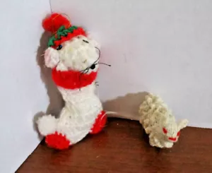 Juego de 2 ADORNOS DE NAVIDAD de ganchillo ~ Ratón en medias y ovejas - Imagen 1 de 3
