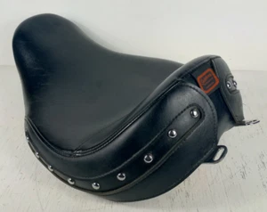 Asiento de motocicleta vintage Saddlemen Travelcade de cuero con tachuelas ancho EE. UU. - Imagen 1 de 9
