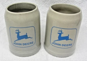 2 tazas de cerámica John Deere German Beer Stein de colección .5 L Alemania Occidental RARO LOGOTIPO AZUL - Imagen 1 de 10