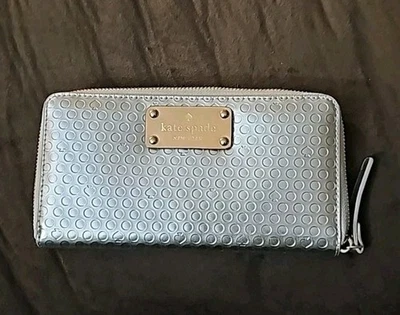 Cartera Kate Spade plateada metálica Foto 1 de 4