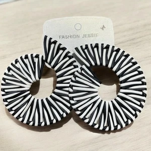1 paire de boucles d'oreilles ovales style bohème noir et blanc avec dos poteau……Neuves - Photo 1/3
