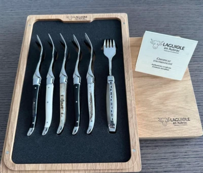 Conjunto de 6 garfos de sobremesa de luxo Laguiole en Aubrac com cabo de chifres mistos. - Imagem 1 de 4