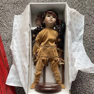 Muñeca de porcelana colección de muñecas Dynasty niña india nativa americana de 17"" con soporte - Imagen 1 de 7