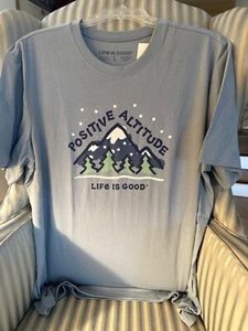 Neu mit Etikett. LIFE IS GOOD MEN S/S CRUSHER TEE - MOUNTAIN LANDSCAP.."POSITIVE ALTITUDE" (L) - Bild 1 von 2