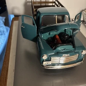 ROAD SIGNATURE 1950 GMC 150 PICKUP STAKE TRUCK GREEN 1:18 OPENING HOOD & DOORS - Picture 1 of 11