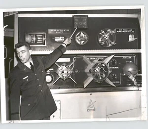 Primer Teniente R. A. Lutes Escuela de Defensa Aérea Instructor 1959 Foto de Prensa - Imagen 1 de 2