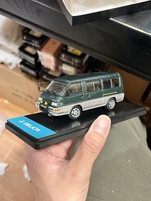 Furgoneta autobús Mitsubishi Delica escala 1:43 verde bicolor con modelo fundido a presión plateado Foto 1 de 4
