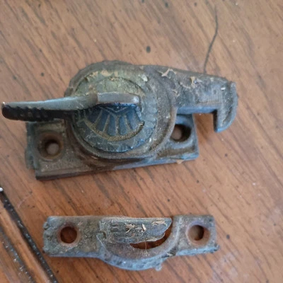 Antigua cerradura de marco de ventana Eastlake victoriana ornamentada herrajes de hierro fundido  Foto 1 de 3