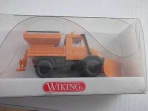 Wiking 6460226 Mercedes-Benz Unimog 1300 mit Schneepflug orange mit OVP HO 1:87 - Bild 1 von 2