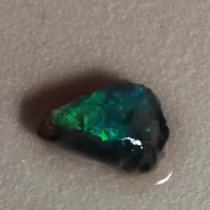 Impresionante y Raro 2.75ct Australiano NEGRO ÓPALO CRISTAL SUPERIOR ÁSPERO / ESPÉCIMEN - Imagen 1 de 6