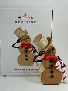 Snow Gentleman - 2019 Hallmark Ornament - Birkenstamm Schneemann mit Zuckerstange - Bild 1 von 11