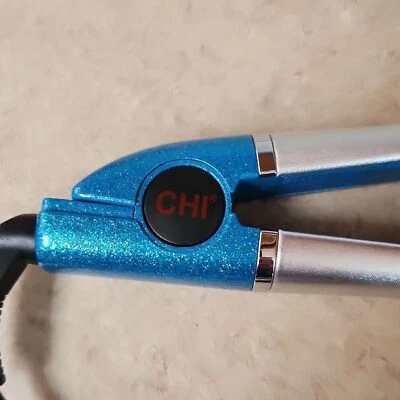 Herramienta de peinado CHI 1 pulgada azul y plateado con acabado texturizado Foto 1 de 4