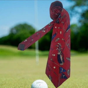 Arnold Palmer Herren 100 % Seide Krawatte Golf Motiv Taschen Schläger Schuhe Golfbälle rot - Bild 1 von 8